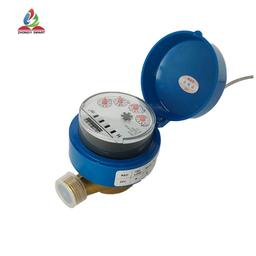 How does a photoelectric water meter handle variations in water flow rates and pressure?