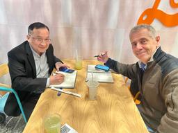 Mr. Zou, the CEO of Zhongyi Smart, discuss cooperation with Brazilian customers